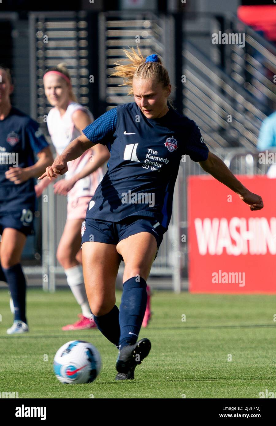 WASHINGTON, DC, USA - 15. MAI 2022: Washington Spirit Mittelfeldspieler Taylor Ayimer (7) macht einen Pass während eines NWSL-Spiels zwischen dem Washington Spirit und Angel City FC, am 15. Mai 2022, auf dem Audi Field, in Washington, DC. (Foto von Tony Quinn-Alamy Live News) Stockfoto