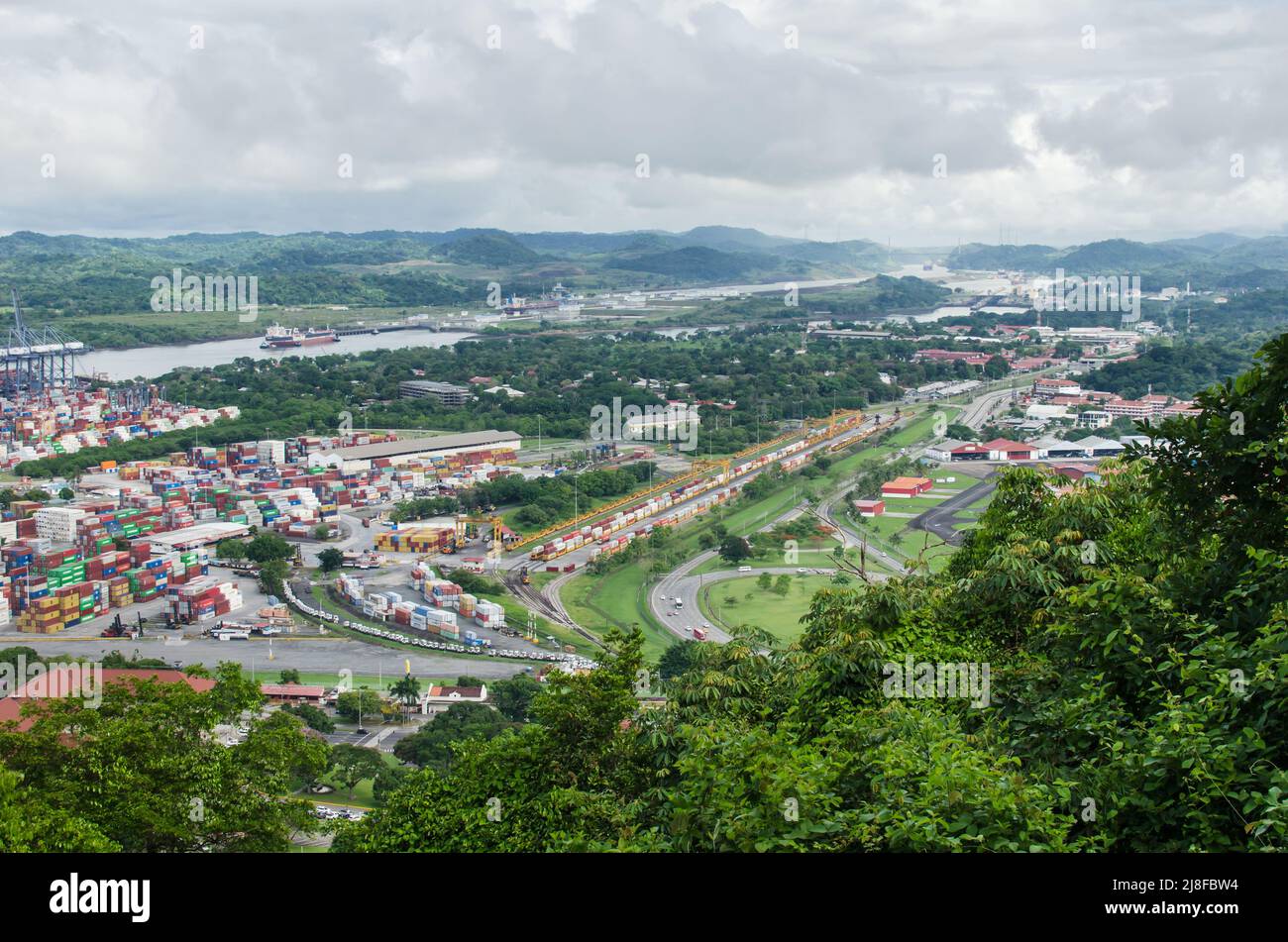 Landschaftsansicht des Albrook-Gebietes; Panama Ports Company Container und Panama Canal Pacific Eingang sind in der Ferne auf der linken Seite zu sehen. Stockfoto