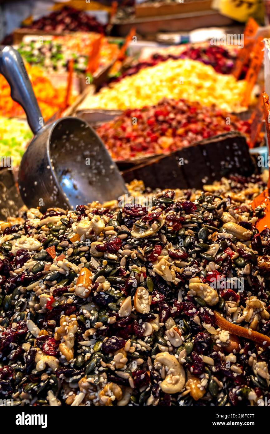 Orientalische Süßigkeiten aus Nüssen, Honig und Teig in verschiedenen Formen und Farben. Handgemachte orientalische Süßigkeiten auf dem Markt in Jerusalem. Stockfoto