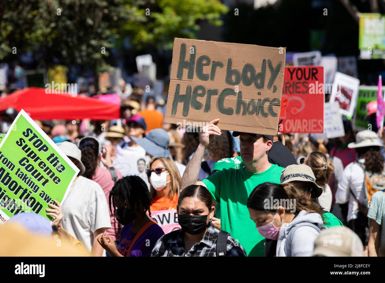 Los Angeles, Kalifornien, USA - 14. Mai 2022: Aktivisten protestieren gegen die durchgesickerte Meinung des Obersten Gerichtshofs, die Roe gegen Wade stürzen würde. Stockfoto