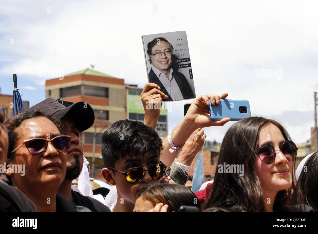 Bogota, Kolumbien. 15.. Mai 2022. Ein Unterstützer hält ein Buch, das der Präsidentschaftskandidat Gustavo Petro während seiner Wahlkampfveranstaltung in Soacha - Bogota, Kolumbien, am 15. Mai 2022 geschrieben hat. Kolumbien wird am 29. Mai Präsidentschaftswahlen abhalten. Foto: Juan Angel/Long Visual Press Kredit: Long Visual Press/Alamy Live News Stockfoto