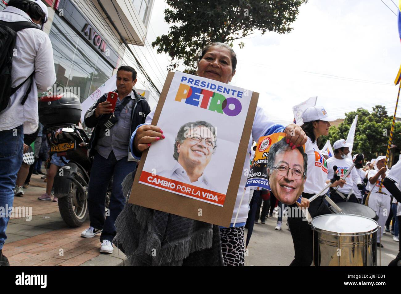 Bogota, Kolumbien. 15.. Mai 2022. Ein Unterauflieger von Gustavo Petro für die politische Allianca 'Pacto Historico' hält während seiner Wahlkampfveranstaltung in Soacha - Bogota, Kolumbien, am 15. Mai 2022 ein Schild mit dem Foto des Kandidaten. Kolumbien wird am 29. Mai Präsidentschaftswahlen abhalten. Foto: Juan Angel/Long Visual Press Kredit: Long Visual Press/Alamy Live News Stockfoto