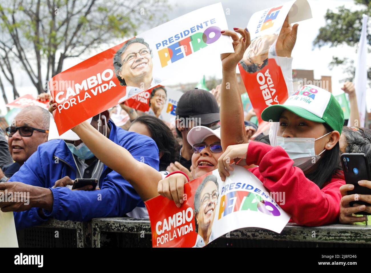 Bogota, Kolumbien. 15.. Mai 2022. Anhänger des Kandidaten Gustavo Petro des politischen Bündnisses „Pacto Historico“ winken während seiner Wahlkampfkundgebung in Soacha - Bogota, Kolumbien, am 15. Mai 2022 Flaggen und Schilder. Kolumbien wird am 29. Mai Präsidentschaftswahlen abhalten. Foto: Juan Angel/Long Visual Press Kredit: Long Visual Press/Alamy Live News Stockfoto