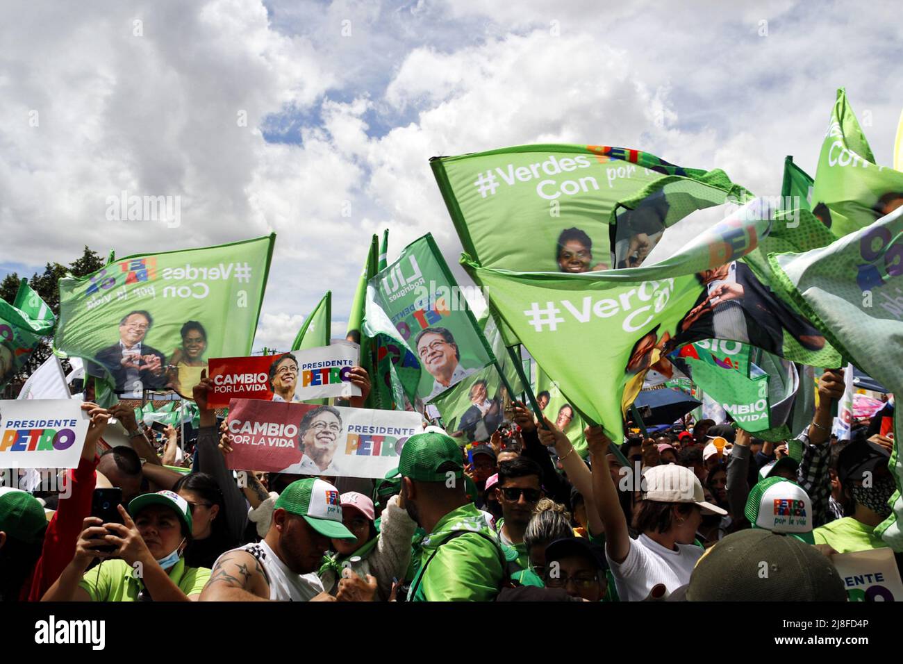 Bogota, Kolumbien. 15.. Mai 2022. Anhänger des Kandidaten Gustavo Petro des politischen Bündnisses „Pacto Historico“ winken während seiner Wahlkampfkundgebung in Soacha - Bogota, Kolumbien, am 15. Mai 2022 Flaggen und Schilder. Kolumbien wird am 29. Mai Präsidentschaftswahlen abhalten. Foto: Juan Angel/Long Visual Press Kredit: Long Visual Press/Alamy Live News Stockfoto