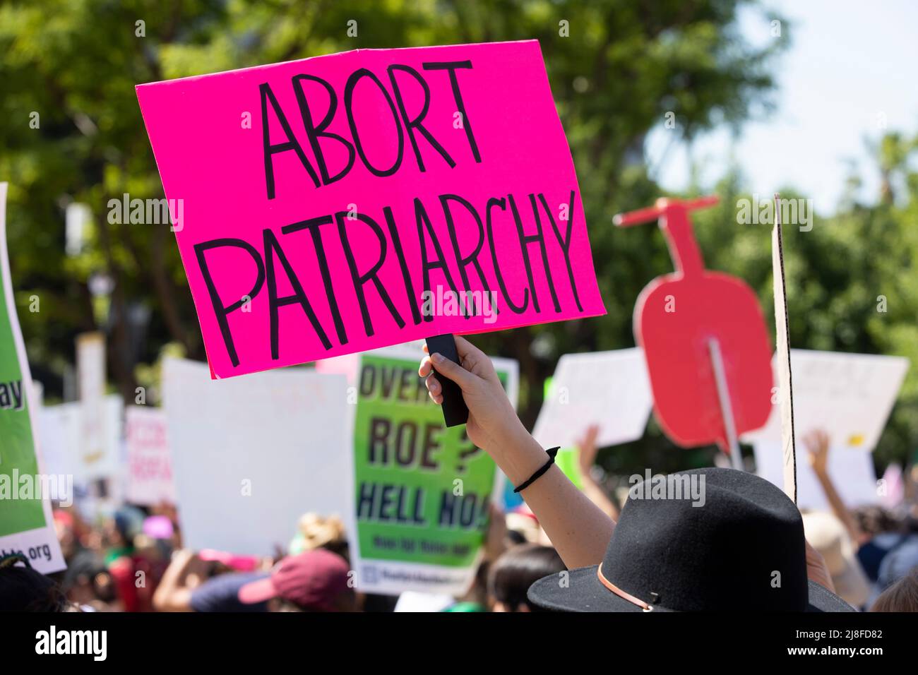 Los Angeles, Kalifornien, USA - 14. Mai 2022: Aktivisten protestieren gegen die durchgesickerte Meinung des Obersten Gerichtshofs, die Roe gegen Wade stürzen würde. Stockfoto
