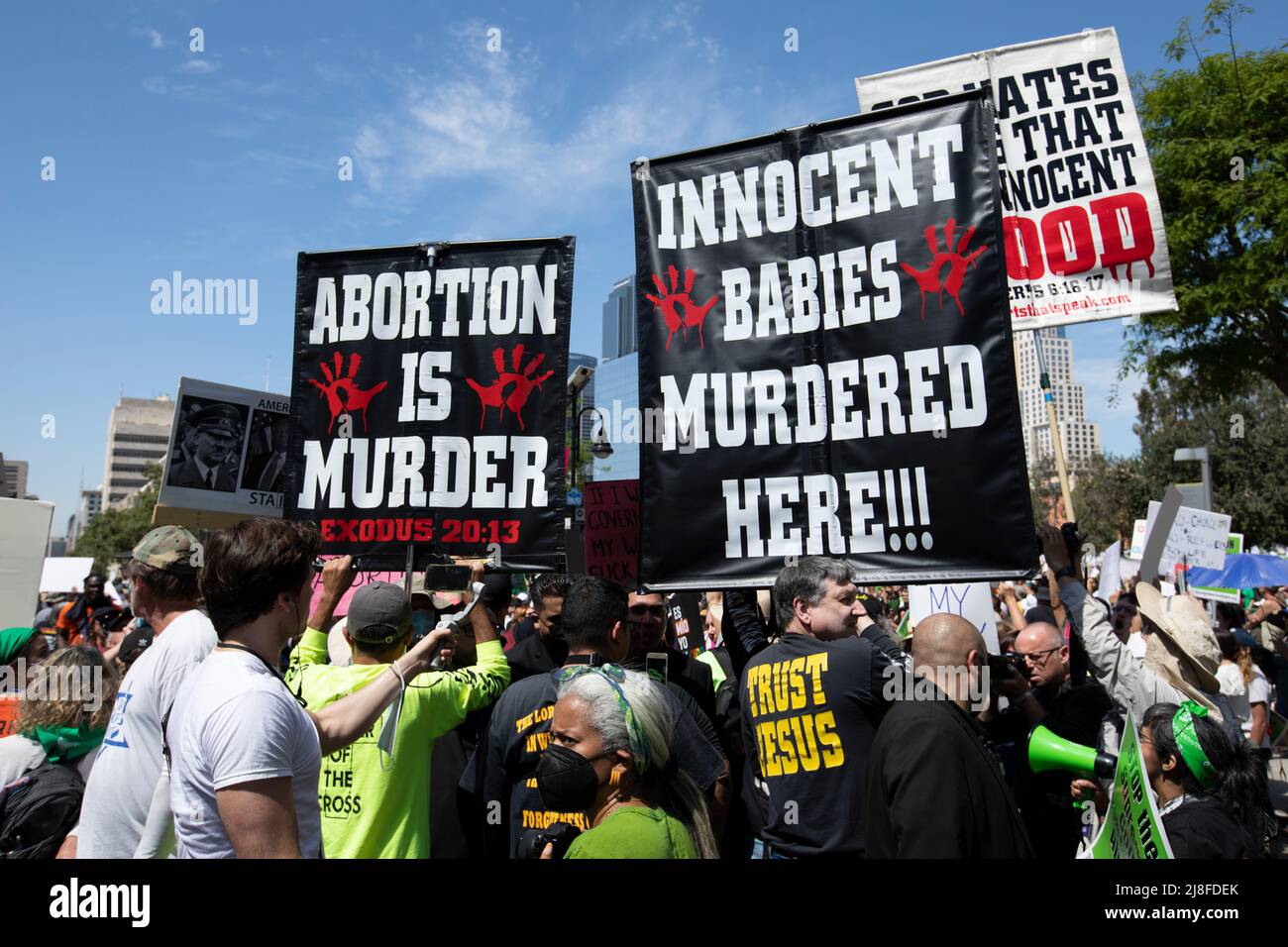 Los Angeles, Kalifornien, USA - 14. Mai 2022: Anti-Abtreibungsaktivisten unterstützen die durchgesickerte Meinung des Obersten Gerichtshofs, die Roe gegen Wade stürzen würde. Stockfoto