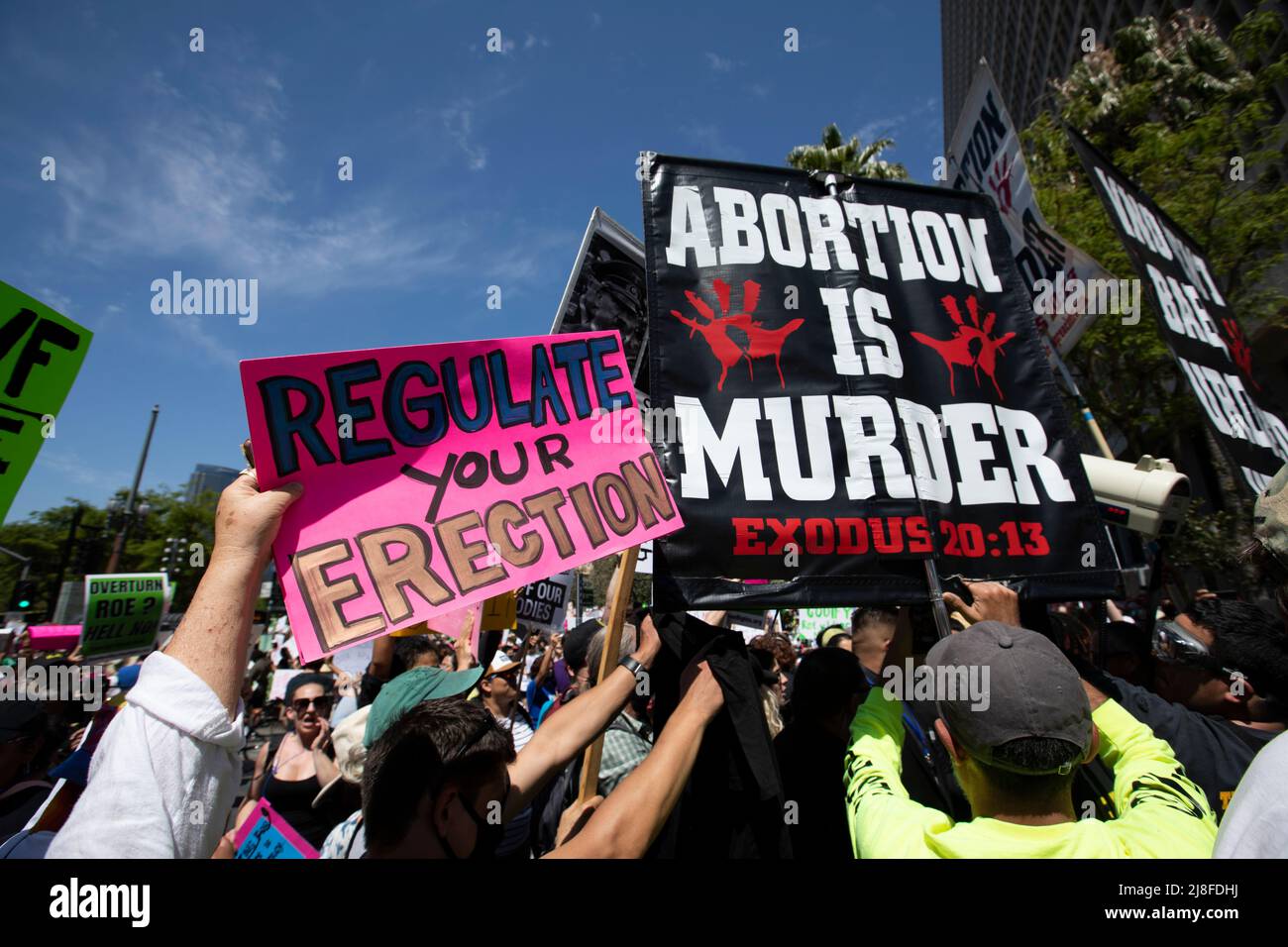 Los Angeles, Kalifornien, USA - 14. Mai 2022: Anti-Abtreibungsaktivisten unterstützen die durchgesickerte Meinung des Obersten Gerichtshofs, die Roe gegen Wade stürzen würde. Stockfoto