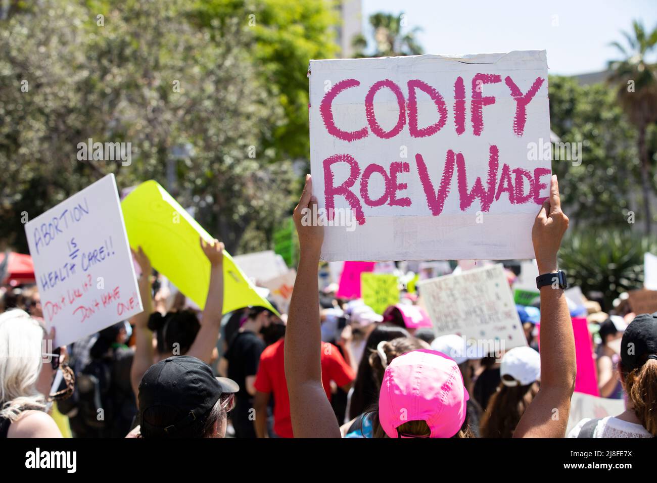 Los Angeles, Kalifornien, USA - 14. Mai 2022: Aktivisten protestieren gegen die durchgesickerte Meinung des Obersten Gerichtshofs, die Roe gegen Wade stürzen würde. Stockfoto