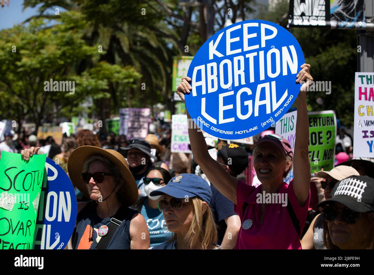 Los Angeles, Kalifornien, USA - 14. Mai 2022: Aktivisten protestieren gegen die durchgesickerte Meinung des Obersten Gerichtshofs, die Roe gegen Wade stürzen würde. Stockfoto