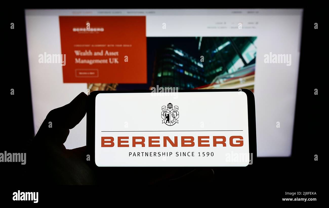 Person mit Smartphone mit Logo der deutschen Bank Joh. Berenberg, Gossler Co. Kg auf dem Bildschirm vor der Website. Konzentrieren Sie sich auf die Telefonanzeige. Stockfoto