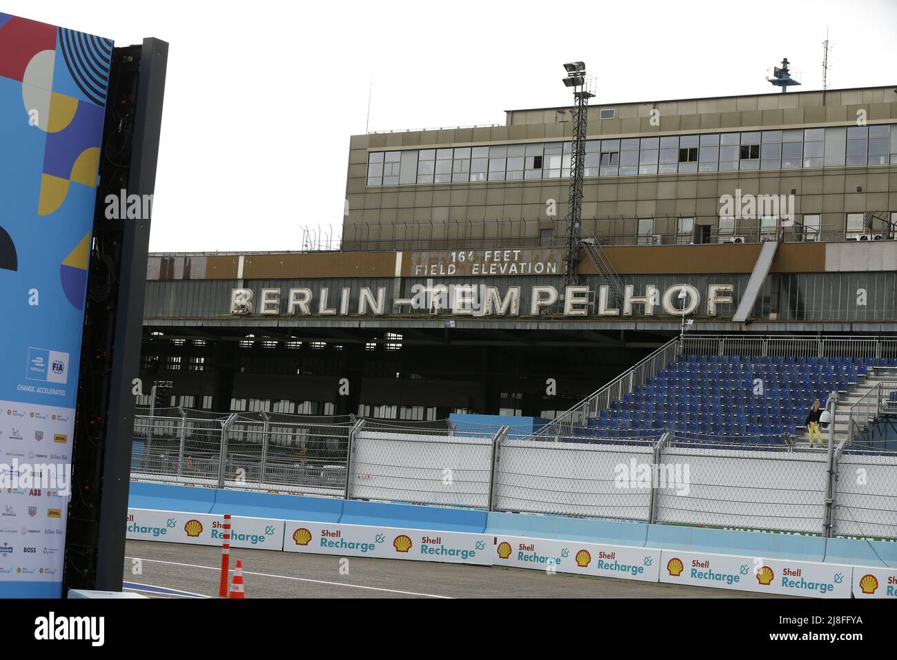 13. Mai 2022, Berlin, Tempelhofer Damm, 12101 Berlin, Deutschland: Berlin: Die Formel-E-Weltmeisterschaft startet am Tempelhofer Flugfeld. 22 Piloten kämpfen um zwei Etappensiege. (Bild: © Simone Kuhlmey/Pacific Press via ZUMA Press Wire) Stockfoto