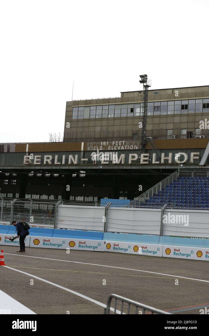 13. Mai 2022, Berlin, Tempelhofer Damm, 12101 Berlin, Deutschland: Berlin: Die Formel-E-Weltmeisterschaft startet am Tempelhofer Flugfeld. 22 Piloten kämpfen um zwei Etappensiege. (Bild: © Simone Kuhlmey/Pacific Press via ZUMA Press Wire) Stockfoto