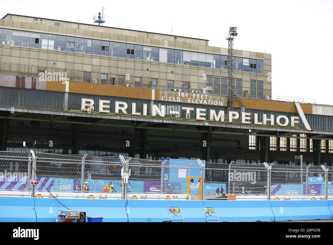 13. Mai 2022, Berlin, Tempelhofer Damm, 12101 Berlin, Deutschland: Berlin: Die Formel-E-Weltmeisterschaft startet am Tempelhofer Flugfeld. 22 Piloten kämpfen um zwei Etappensiege. (Bild: © Simone Kuhlmey/Pacific Press via ZUMA Press Wire) Stockfoto