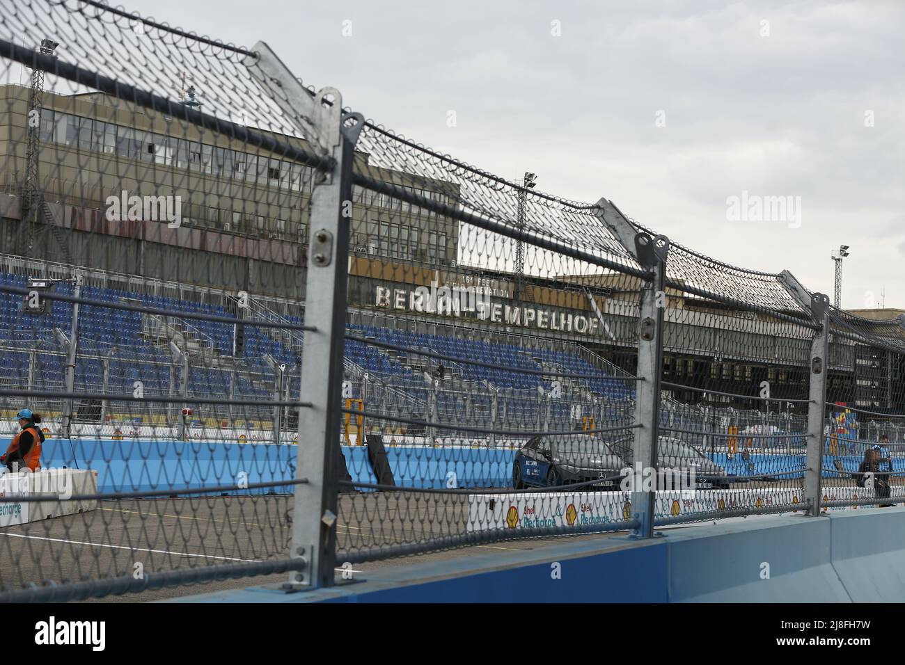 13. Mai 2022, Berlin, Tempelhofer Damm, 12101 Berlin, Deutschland: Berlin: Die Formel-E-Weltmeisterschaft startet am Tempelhofer Flugfeld. 22 Piloten kämpfen um zwei Etappensiege. (Bild: © Simone Kuhlmey/Pacific Press via ZUMA Press Wire) Stockfoto