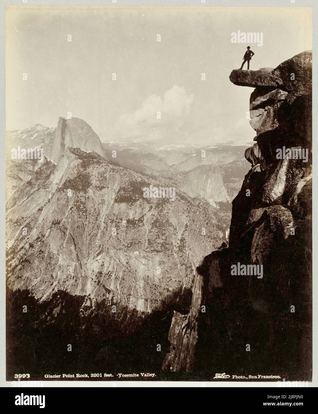 Isaiah West Taber (amerikanischer Fotograf) - man on Glacier Point Rock im Yosemite Valley - (3201 Fuß) c1887 Stockfoto