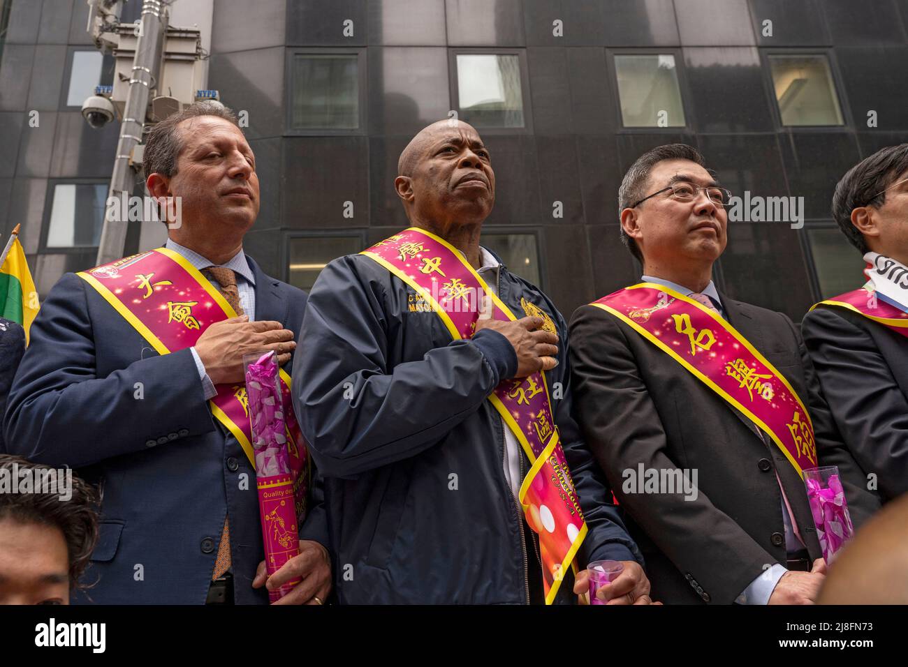 New York, Usa. 15.. Mai 2022. Der New Yorker Comtroller Brad Lander, der Bürgermeister von New York, Eric Adams, und der chinesische Generalkonsul in New York, Huang Ping, wurden während des Spiels der Nationalhymne auf der New Yorker ersten Kulturparade zum Erbe der asiatisch-amerikanischen und pazifischen Inseln in New York City gesehen. Kredit: SOPA Images Limited/Alamy Live Nachrichten Stockfoto