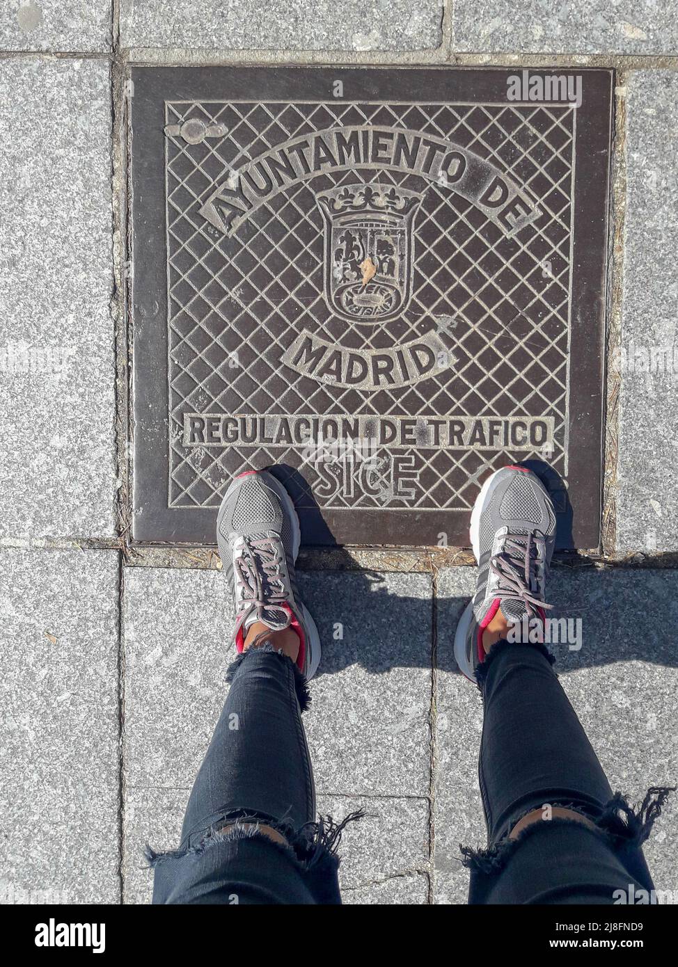 Füße von oben auf dem Namensschild ayuntamiento de Madrid regulacion de trafico Stockfoto