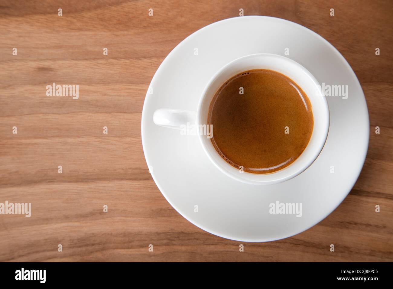 Weiße Tasse Espresso auf Holzhintergrund, Draufsicht Stockfoto