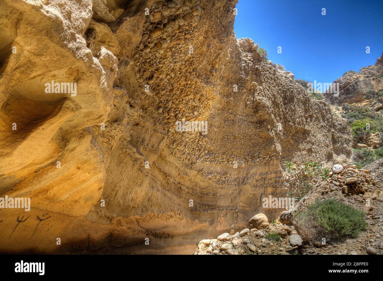 Die aufgehobene geschichtete Wellenschnittkerbe auf Kreta, Griechenland, zeigt, dass das Land angehoben wurde oder der Meeresspiegel gesunken ist Stockfoto