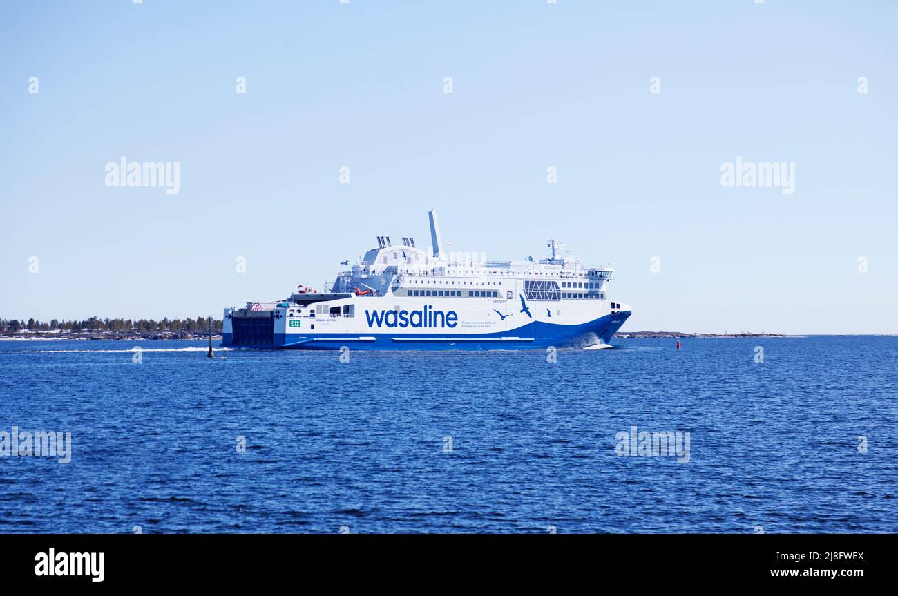 Umea, Norrland Schweden - 24. April 2022: Fähre nach Finnland über den Bottnischen Meerbusen Stockfoto