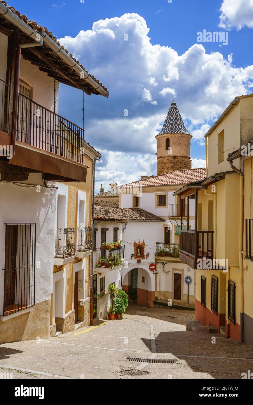 Malerischer Blick auf den Arco de San Pedro, ein wunderschönes Wahrzeichen in Guadalupe, Spanien Stockfoto