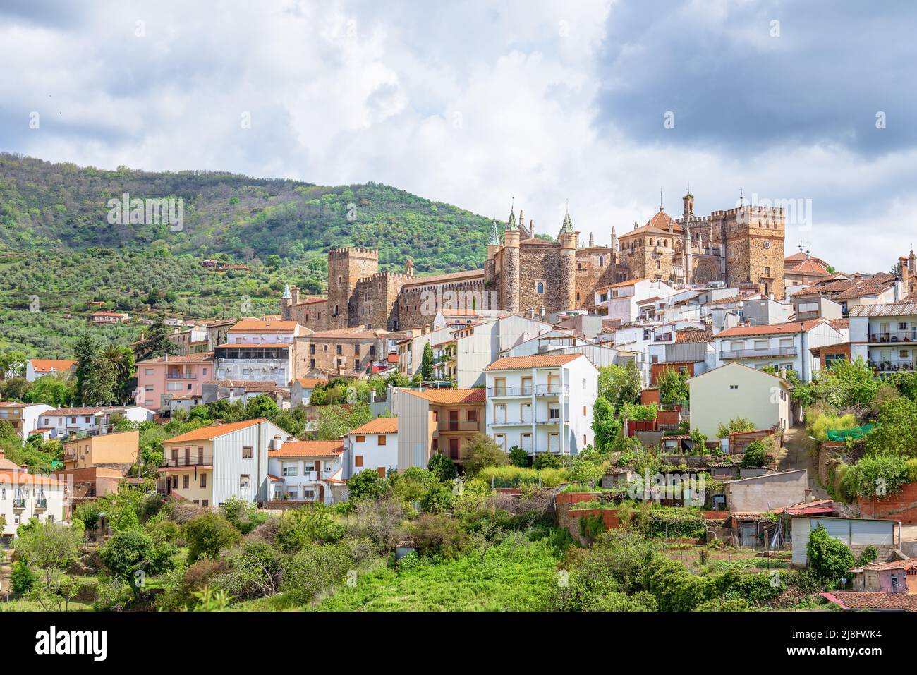 Blick auf das Königliche Kloster von Santa María de Guadalupe in der Provinz Caceres, Extremadura, Spanien Stockfoto