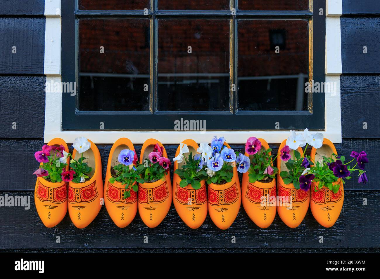 Zaanse-Schans, Niederlande. Traditionelle bemalte handgemachte holländische Holzschuhe. Stockfoto