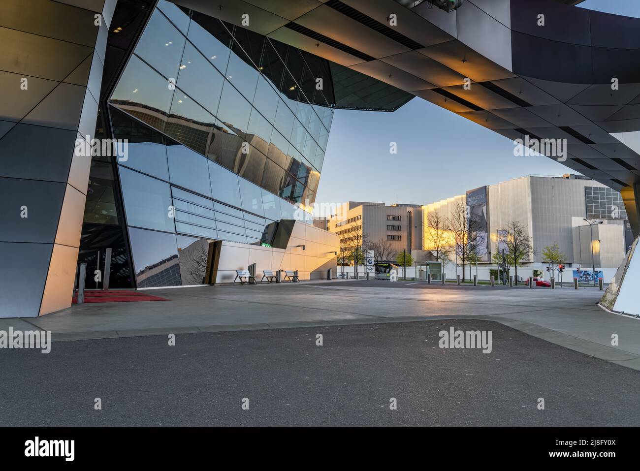 BMW Welt - ein multifunktionales Ausstellungszentrum, das die Ausstellung von Fahrzeugen der Marke BMW kombiniert.München, Bayern, Deutschland Stockfoto