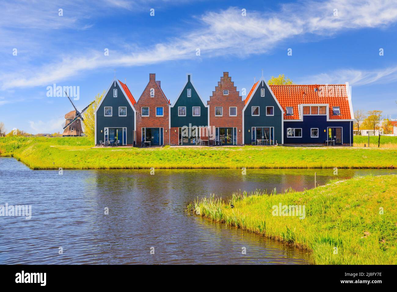 Volendam, Niederlande. Farbige Häuser des Marineparks in Volendam. Nordholland. Stockfoto