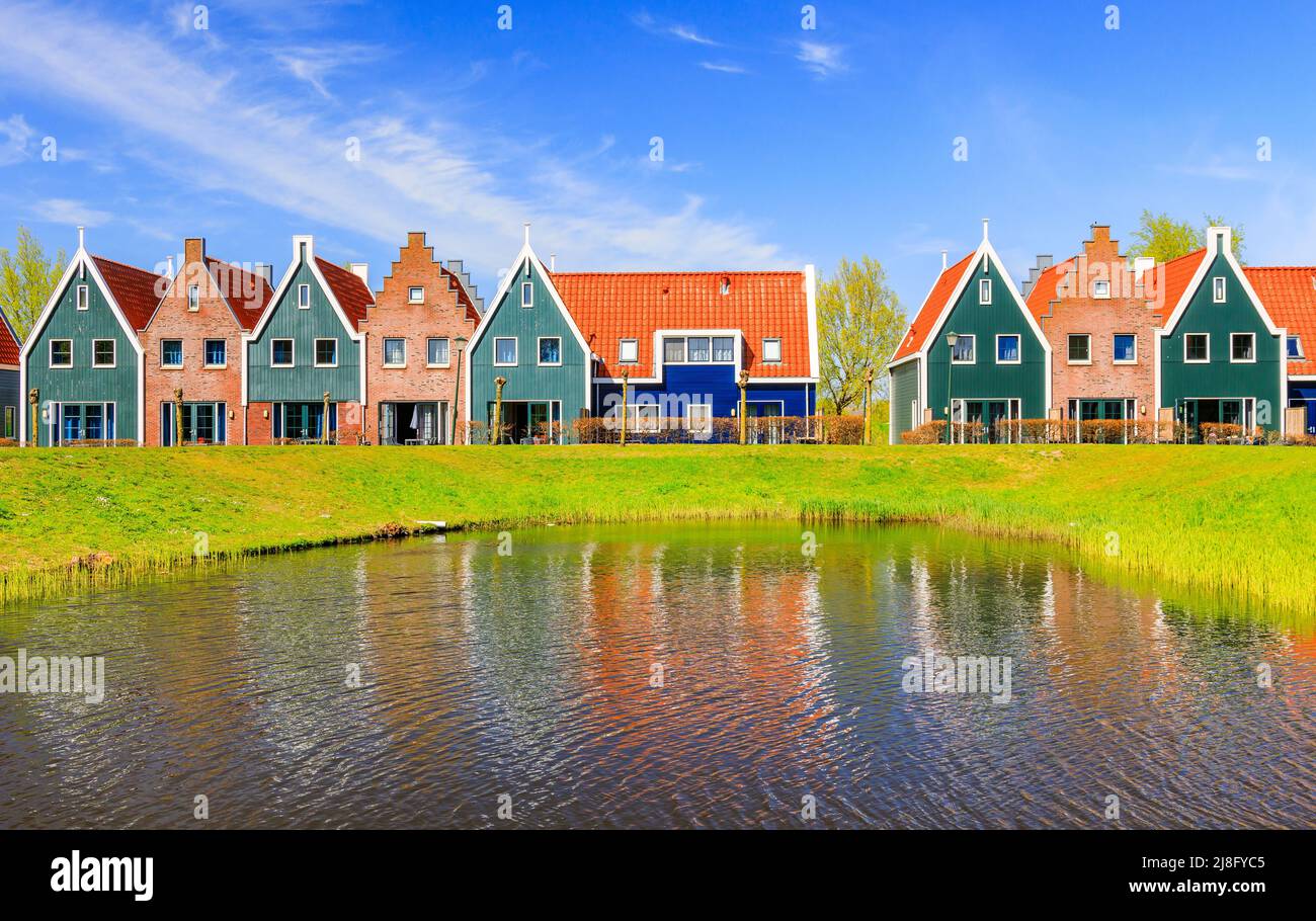Volendam, Niederlande. Farbige Häuser des Marineparks in Volendam. Nordholland. Stockfoto