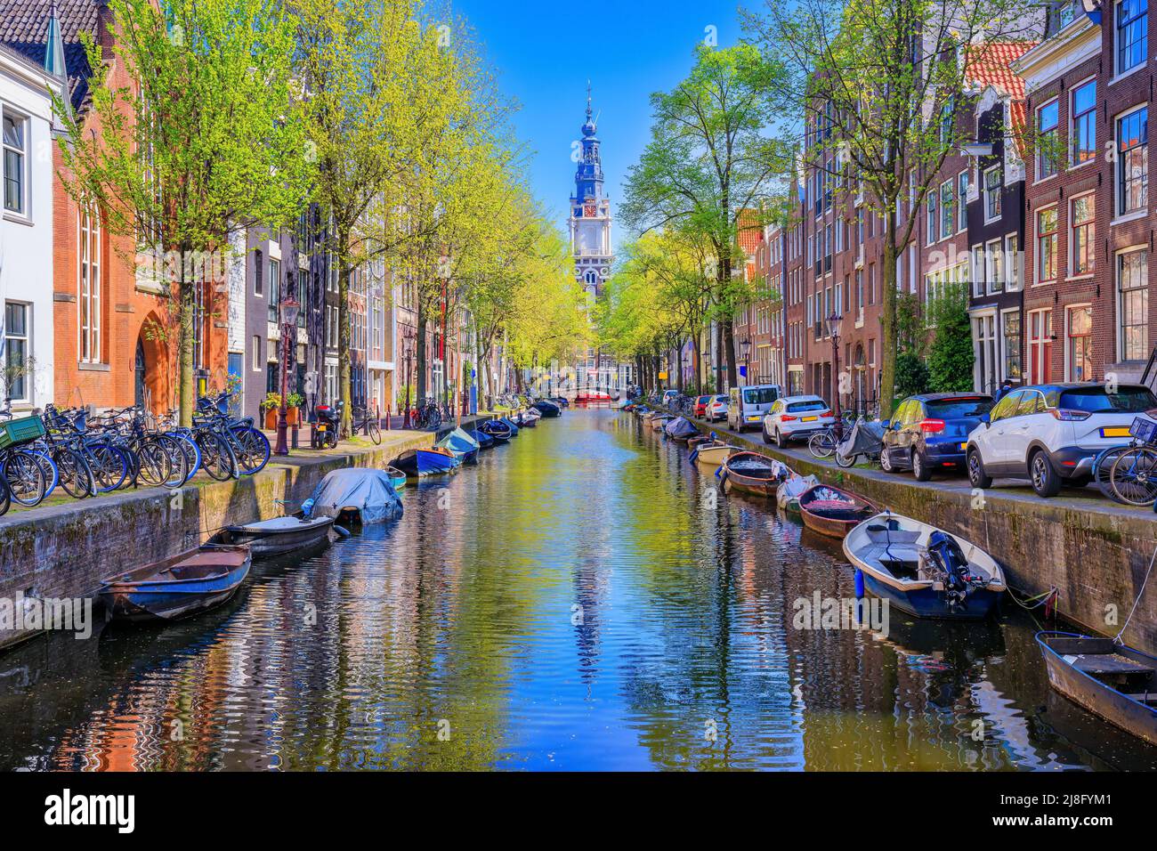 Amsterdam, Niederlande. Groenburgwal Kanal mit Zuiderkerk Turm im Hintergrund. Stockfoto