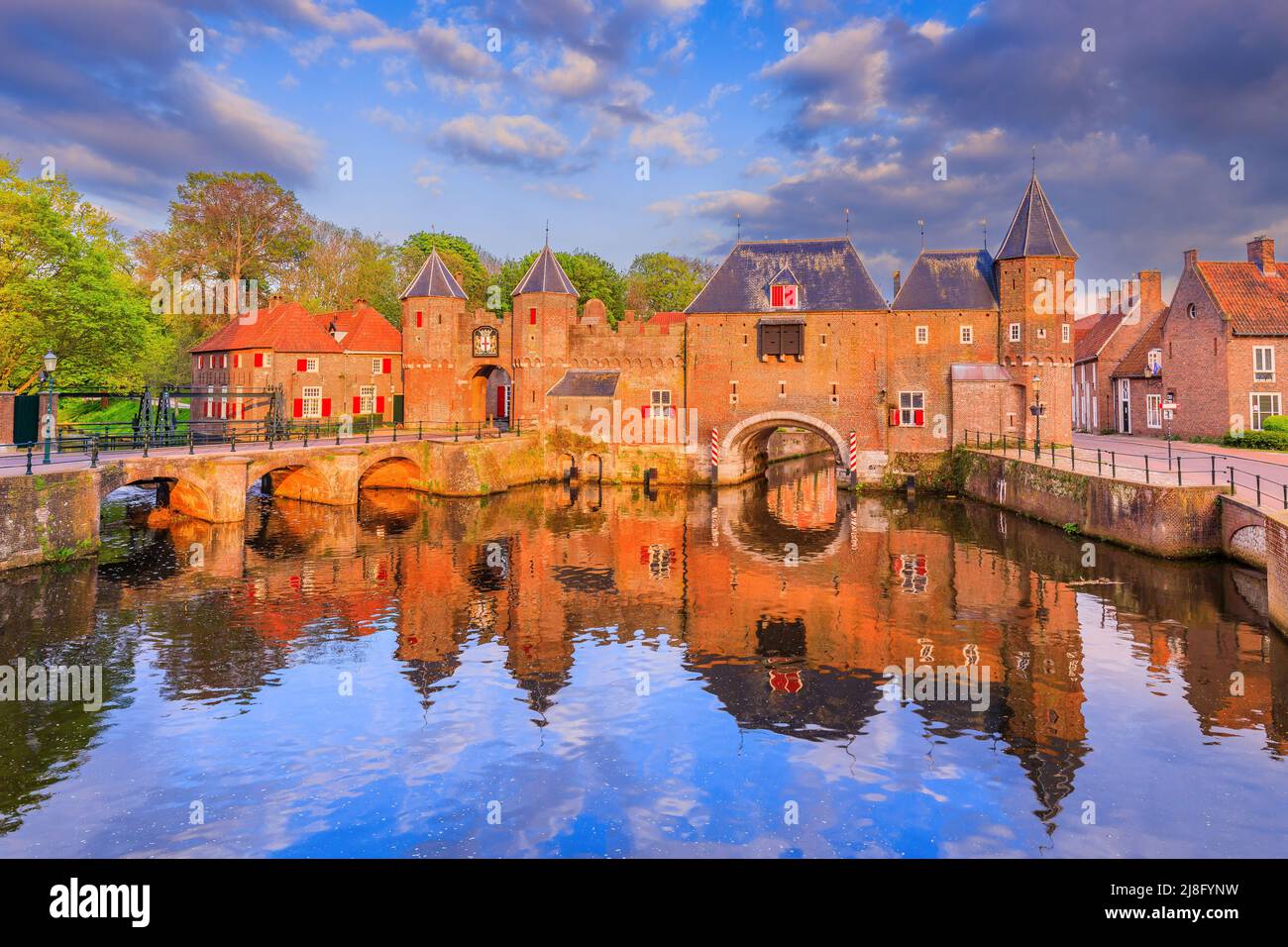 Amersfoort, Niederlande. Das mittelalterliche Tor Koppelport bei Sonnenuntergang. Stockfoto