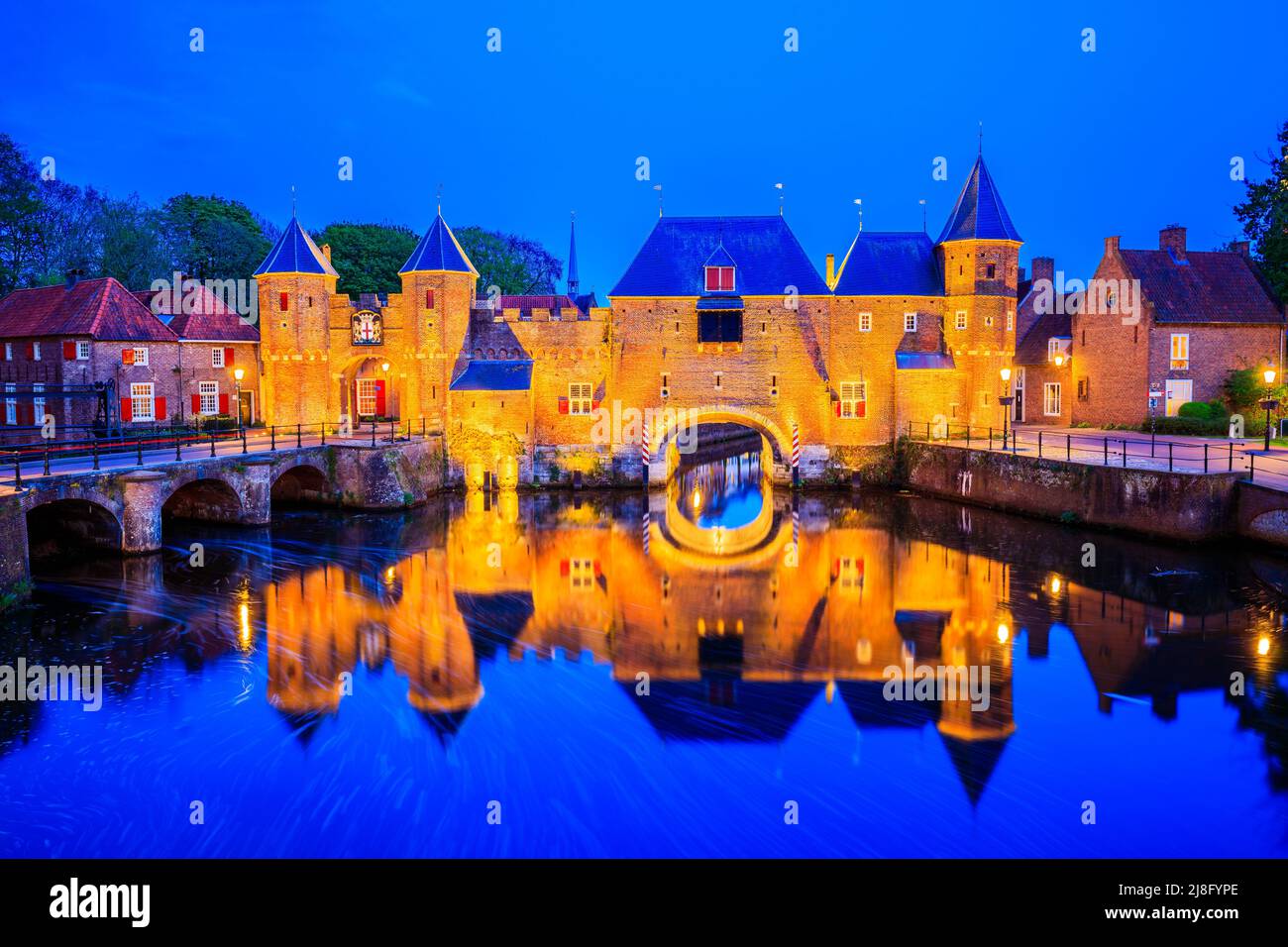 Amersfoort, Niederlande. Das mittelalterliche Tor Koppelport bei Nacht. Stockfoto