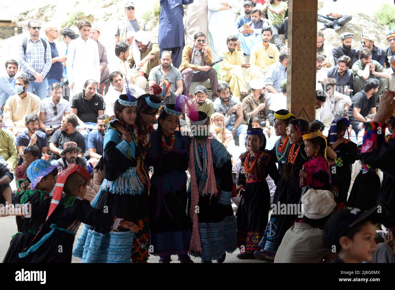 Chitral, Pakistan. 14.. Mai 2022. 4 Tage Chilam Joshi Festival in kalash in Chitral, einem der Top-Kulturfestivals Pakistans. Kalasha Tribe feiert viele Feste rund um das Jahr. Die drei wichtigsten Kalash Festivals sind Chilam Joshi (Frühlingsfest), Choimus (Winterfest) und Uchal (Sommerfest). Das Frühlingsfest von Chilam Joshi ist ein erstaunliches kulturelles Erlebnis in den Hindukusch-Bergketten. Die Kalasche Kultur wurde im November 2018 von der UNESCO zum „immateriellen Kulturerbe“ erklärt. Stockfoto