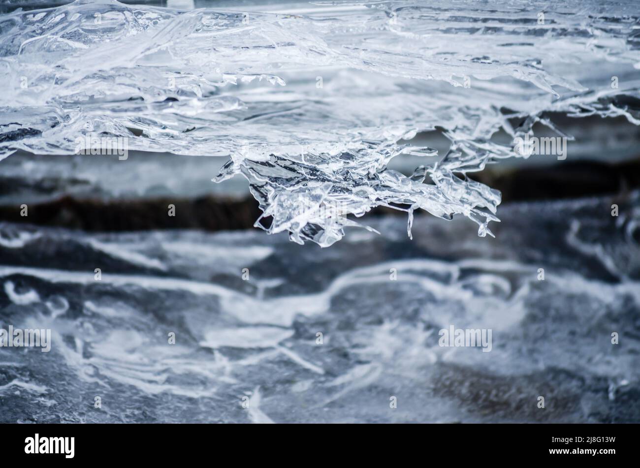 Eis auf einem großen Fluss. Gefrorene Kruste auf der Wasseroberfläche im Trog. Stockfoto