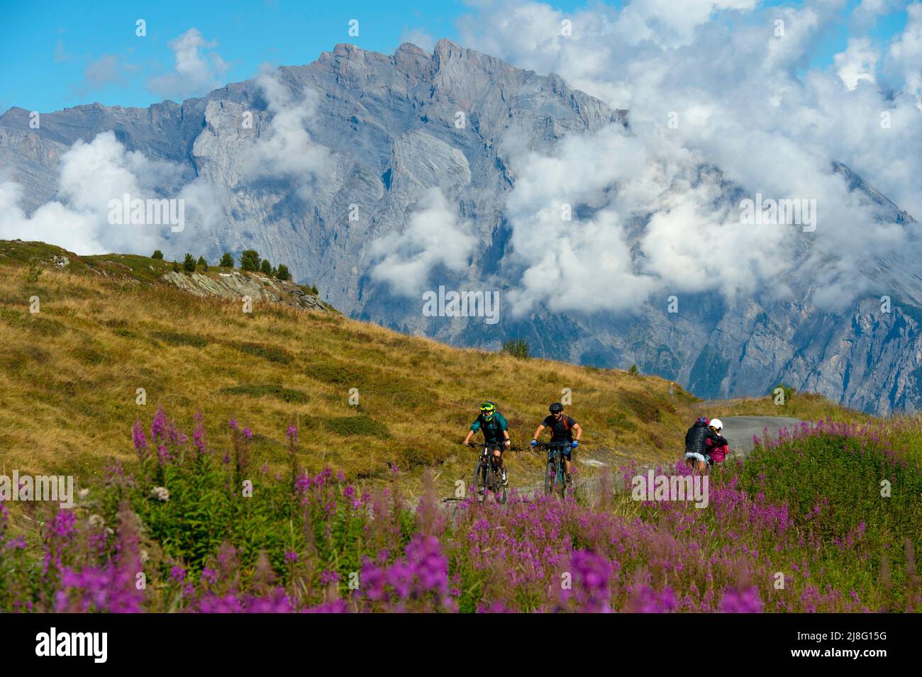 radfahrer-auf-dem-croix-de-coeur-pass-peak-haut-de-cry-behind-croix