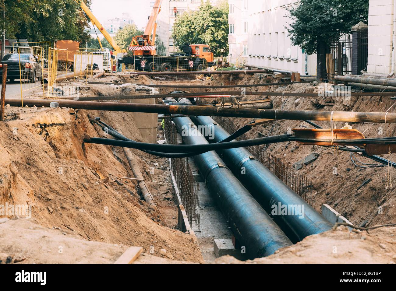 Arbeitsbereich Straßenreparatur, Kanalisation Reparaturen. Rohre Boden. Wartungsbereich in der Stadt Straße. Reparatur Kommunikation Stockfoto