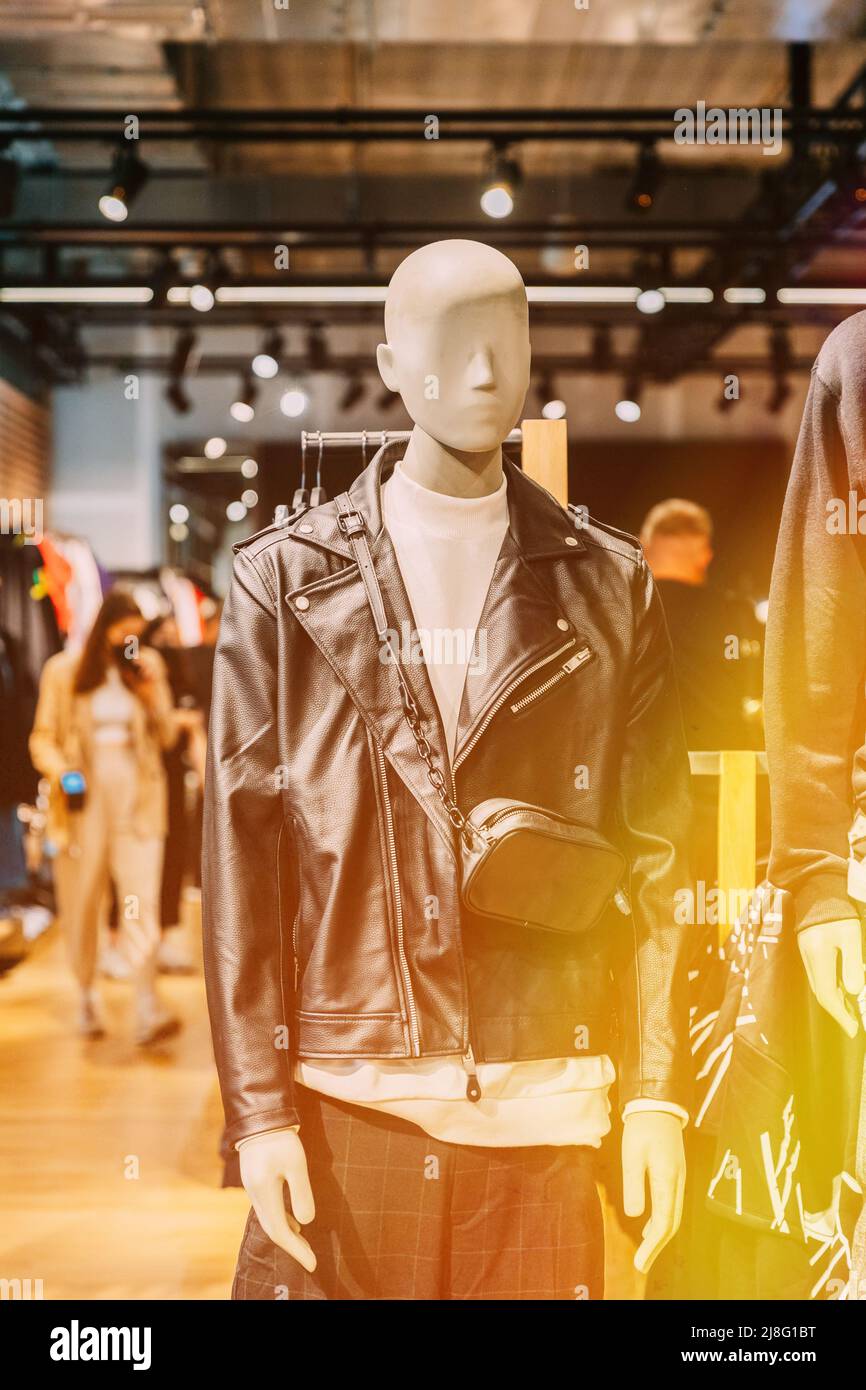 Schaufensterpuppe in schwarzem Leder Herren Herren Lässige Kleidung und Jacke im Store of Shopping Centre. Stapeln Sie Kleidung im Laden des Einkaufszentrums. Regal Stockfoto