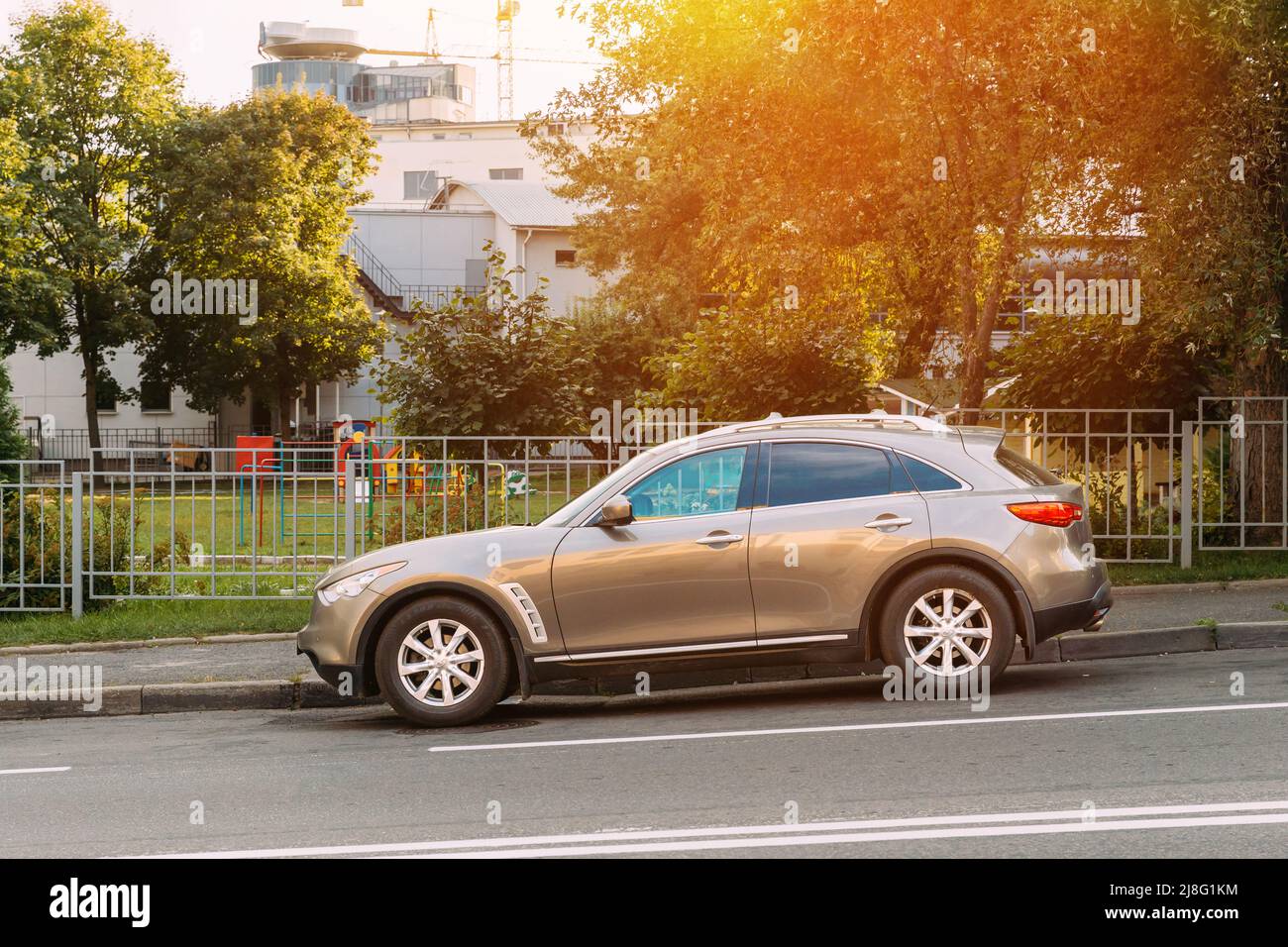 Infiniti FX30d Turbo Diesel SUV Auto geparkt Straßenrand in der Stadt Straße. Der Infiniti ist ein mittelgroßer Crossover-SUV von Nissan Stockfoto