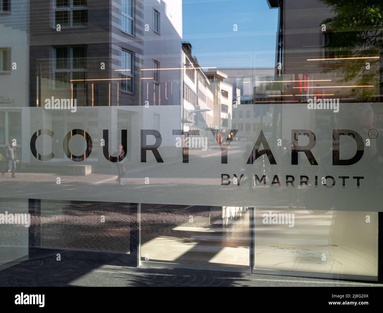 Freiburg im Breisgau, Deutschland - 13. April 2022:Courtyard by Marriott ist eine Hotelmarke im Besitz von Marriott International, einer Marke mit vollem Serviceangebot Stockfoto