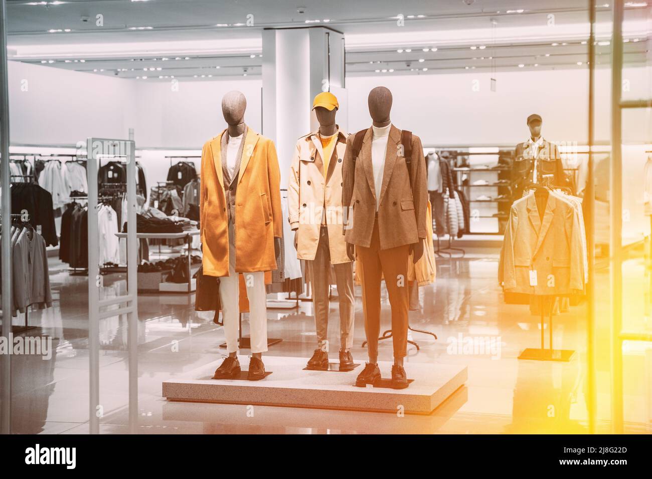 Mannequins gekleidet in Herren Herren Lässige Kleidung und Mäntel Jacken Kleidung im Store of Shopping Centre. Stapeln Sie Kleidung im Laden des Einkaufszentrums. Regal Stockfoto