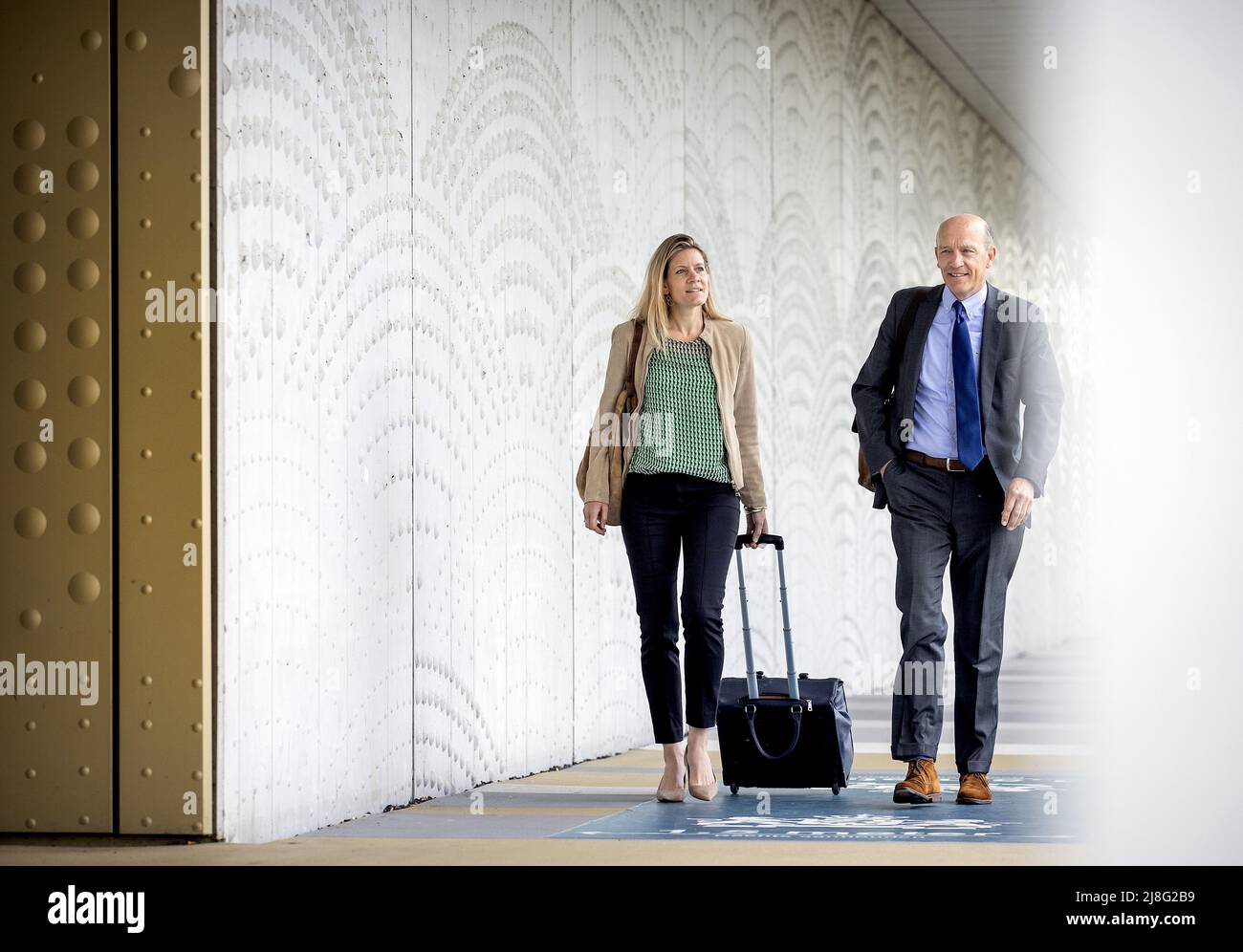 2022-05-16 09:33:48 BADHOEVEDORP - die Anwälte Boudewijn van Eijck und Sabine Ten Doesschate (L) kommen im Justizkomplex Schiphol an, um die Folgeverhandlung über das umfangreiche Strafverfahren bezüglich des Abschuss von Flug MH17 zu verfolgen. In diesem Sitzungsblock erhält das Legal Aid Team (RBT) zunächst das Wort, um auf den Schadenersatzanspruch zu reagieren. Dann ist die Staatsanwaltschaft für die Antwort an der Reihe. KOEN VAN WEEL niederlande Out - belgien Out Stockfoto