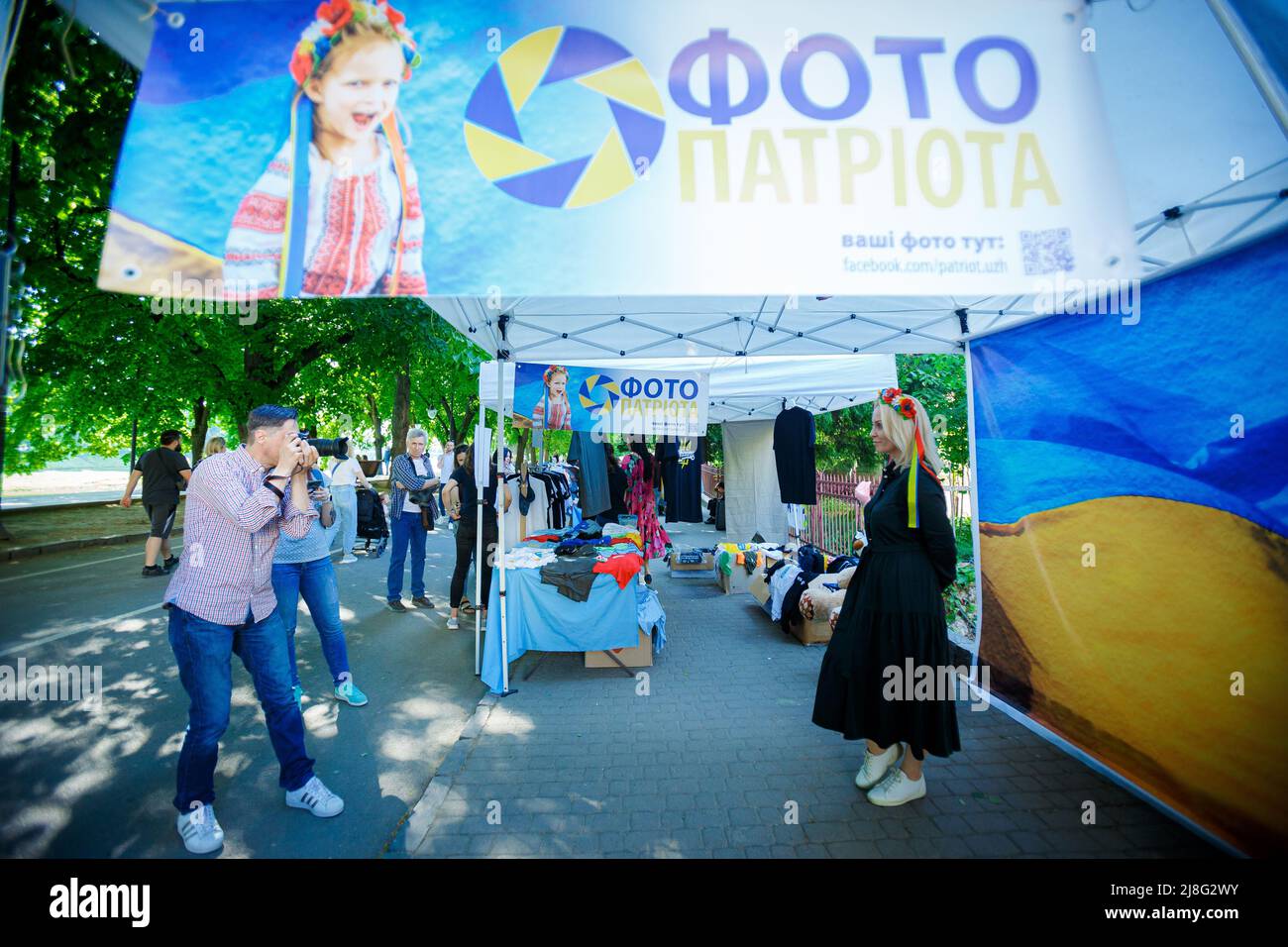 Non Exclusive: UZHHOROD, UKRAINE - 14. MAI 2022 - Lokale Fotografen wechseln sich ab, um Menschen vor dem Hintergrund der ukrainischen Szene zu porträtieren Stockfoto