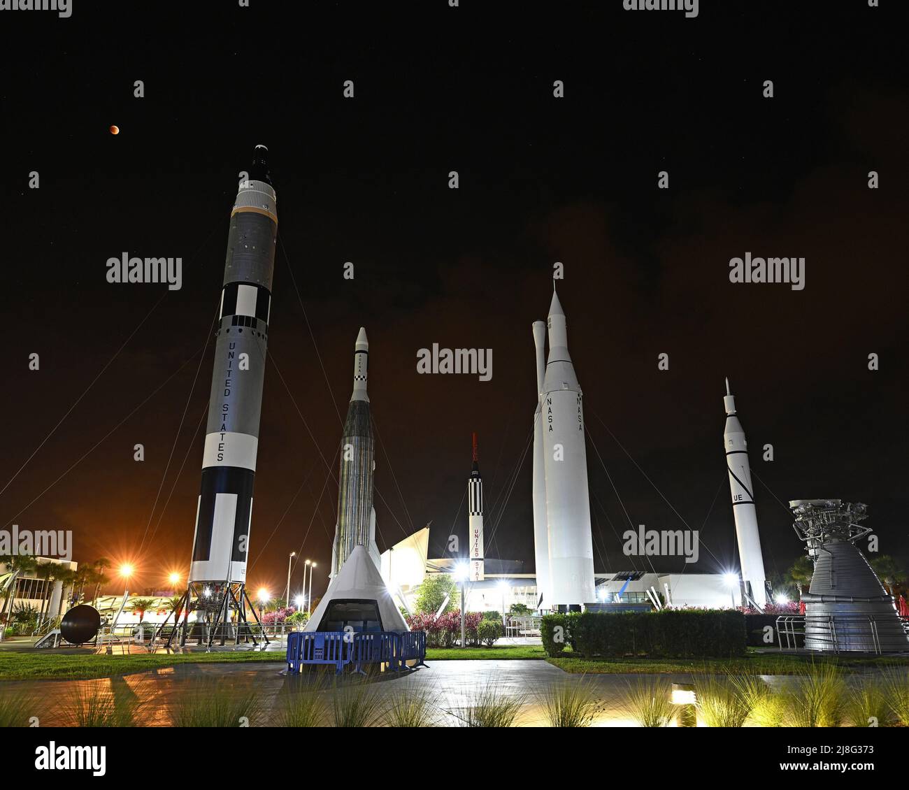 Am Montag, den 16. Mai 2022, schwebt eine Mondfinsternis über dem KSC Visitor Center Rocket Garden im Kennedy Space Center, Florida. Die Finsternis tritt auf, da die Umlaufbahn der Erde sie zwischen der Sonne und dem Mond platziert. Der Schatten der Erde bewirkt, dass der Mond einen dunklen, rötlichen Glanz anzieht. Foto von Joe Marino/UPI Credit: UPI/Alamy Live News Stockfoto