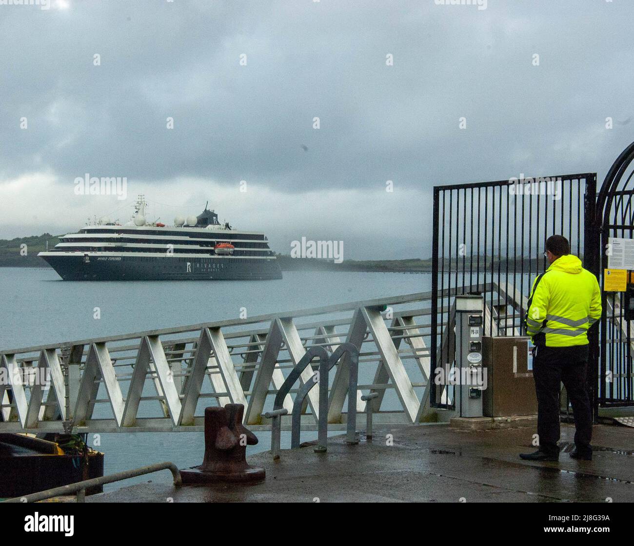 Bantry West Cork Irland Montag, 16 2022. Mai; das World Explorer Cruise Ship ist heute Morgen mit 200 Passagieren in Bantry eingetroffen. Es ist der erste Cruise Liner, der seit 2019 im Binnenhafen ist und der Beginn der Covid-Pandemie. Die Passagiere landeten an der Küste und unternahmen Tagesausflüge in West Cork und der Stadt Bantry. Alan Kearney, Leiter der Sicherheitsabteilung von Port of Cork, blickt auf die Ankunft des Liners in Bantry Bay. Credit ED/Alamy Live News Stockfoto