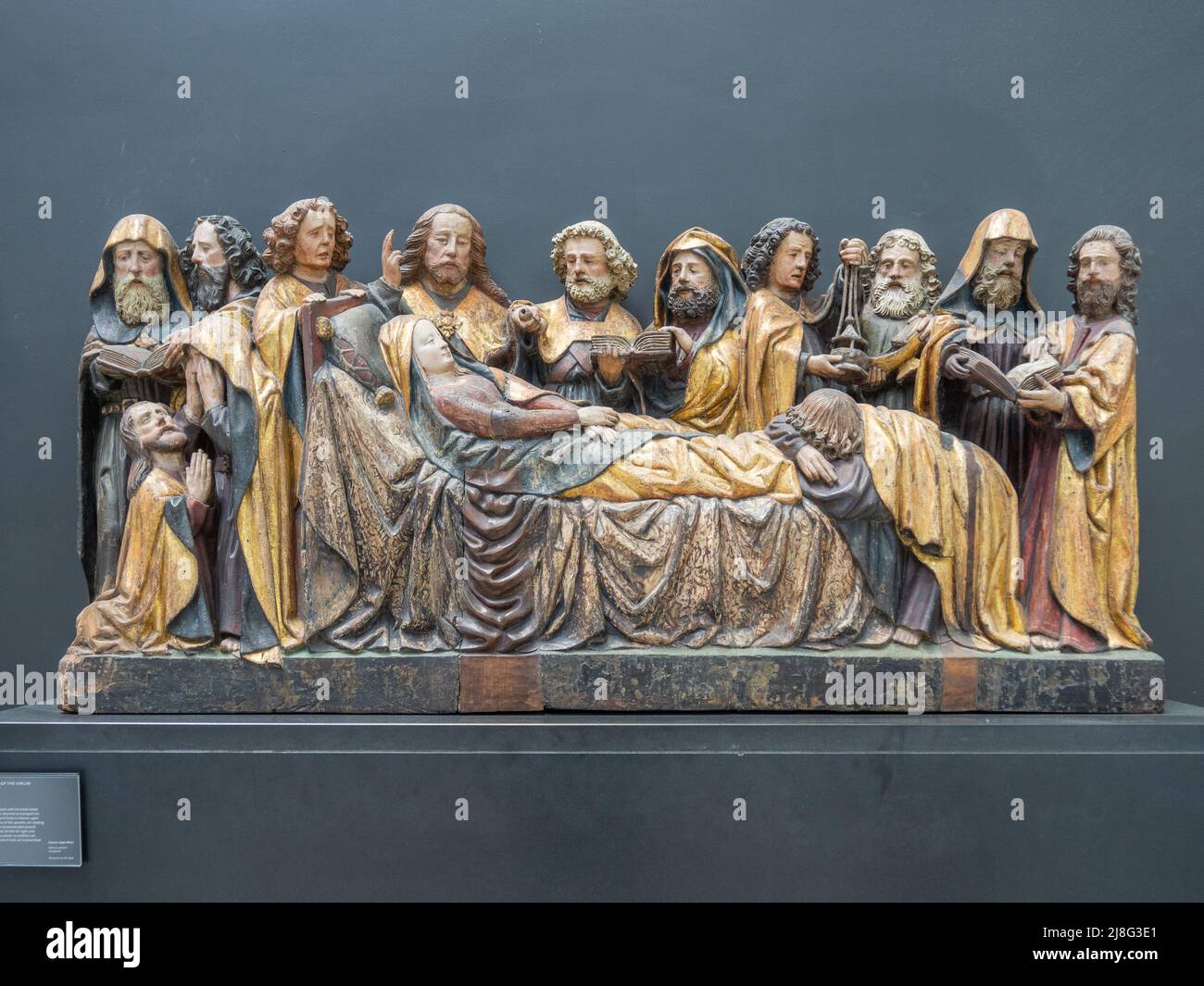Der Tod der Jungfrau, ein Kunstwerk aus bemaltem und vergoldetem Nussbaum aus dem 15.. Jahrhundert, das im V&A Museum, London, ausgestellt wird Stockfoto