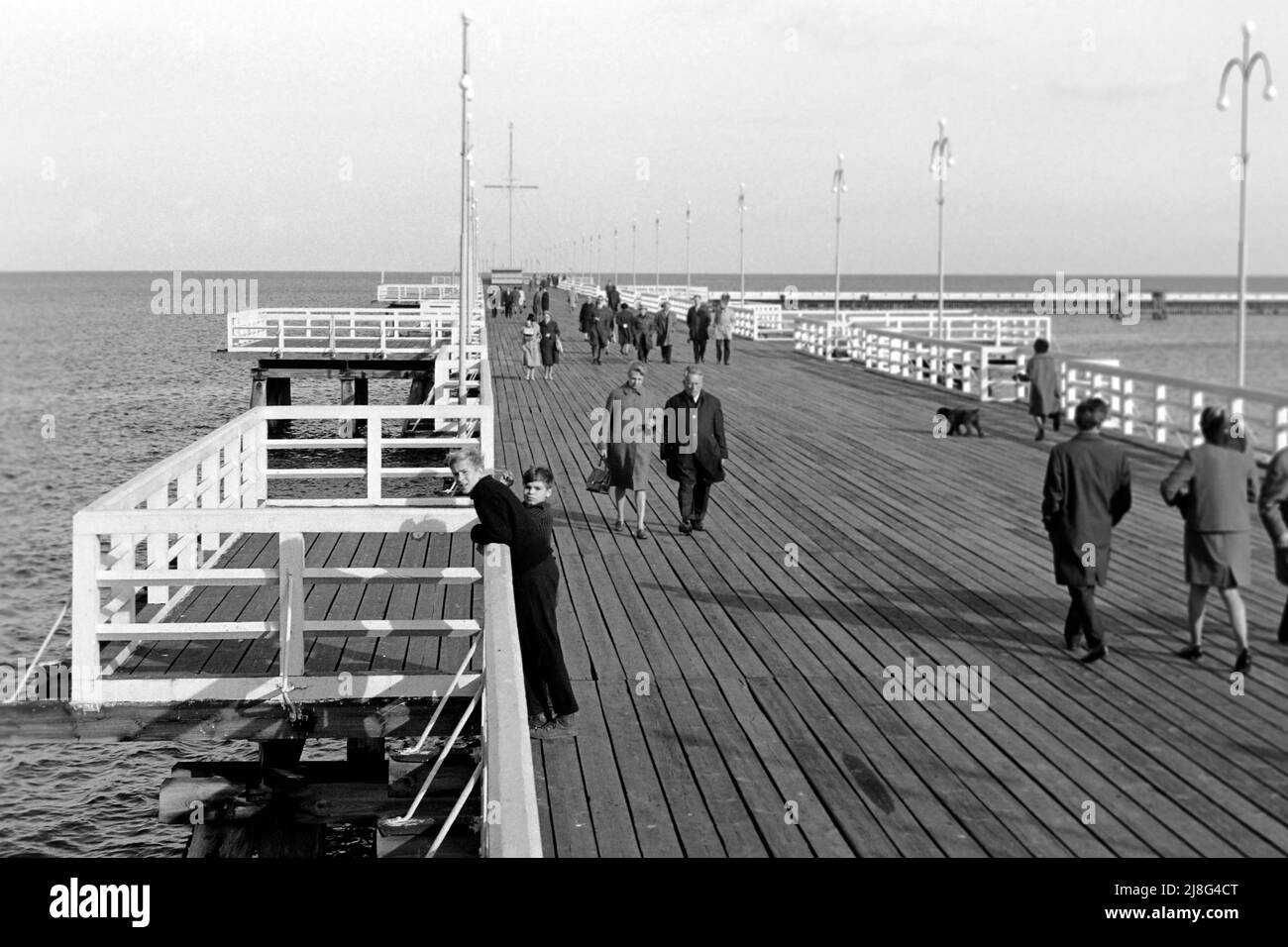 Auf dem Pier in Zoppot, Woiwodschaft Pommern, 1967. Auf dem Pier von Sopot, Woiwodschaft Pommern, 1967. Stockfoto