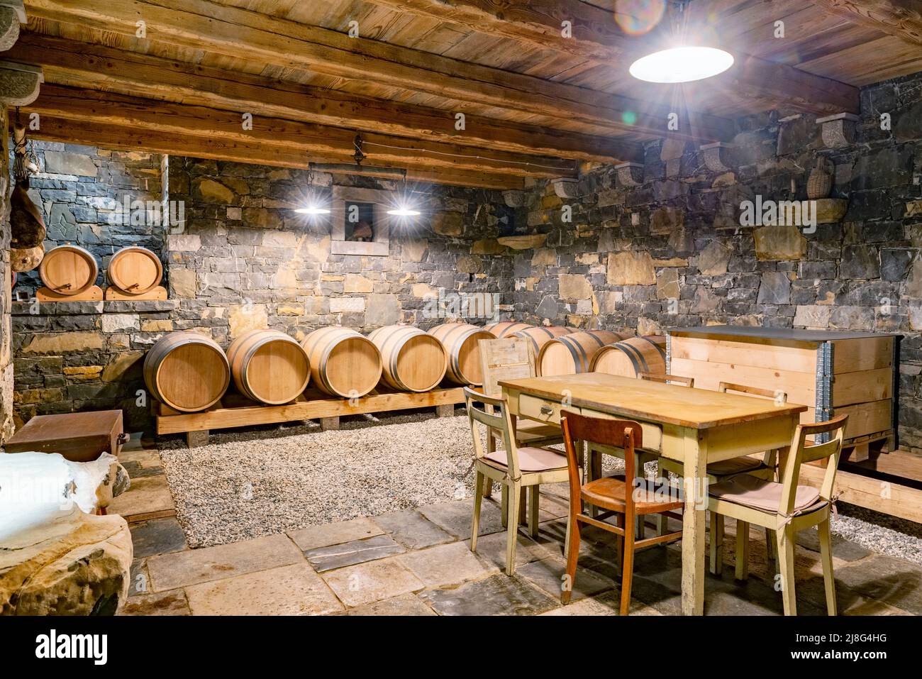 Weingewölbe im Vipava-Tal, Slowenien. Traditionelle Destillerie in Slowenien. Weinkeller mit alten Holzweinfässern. Stockfoto
