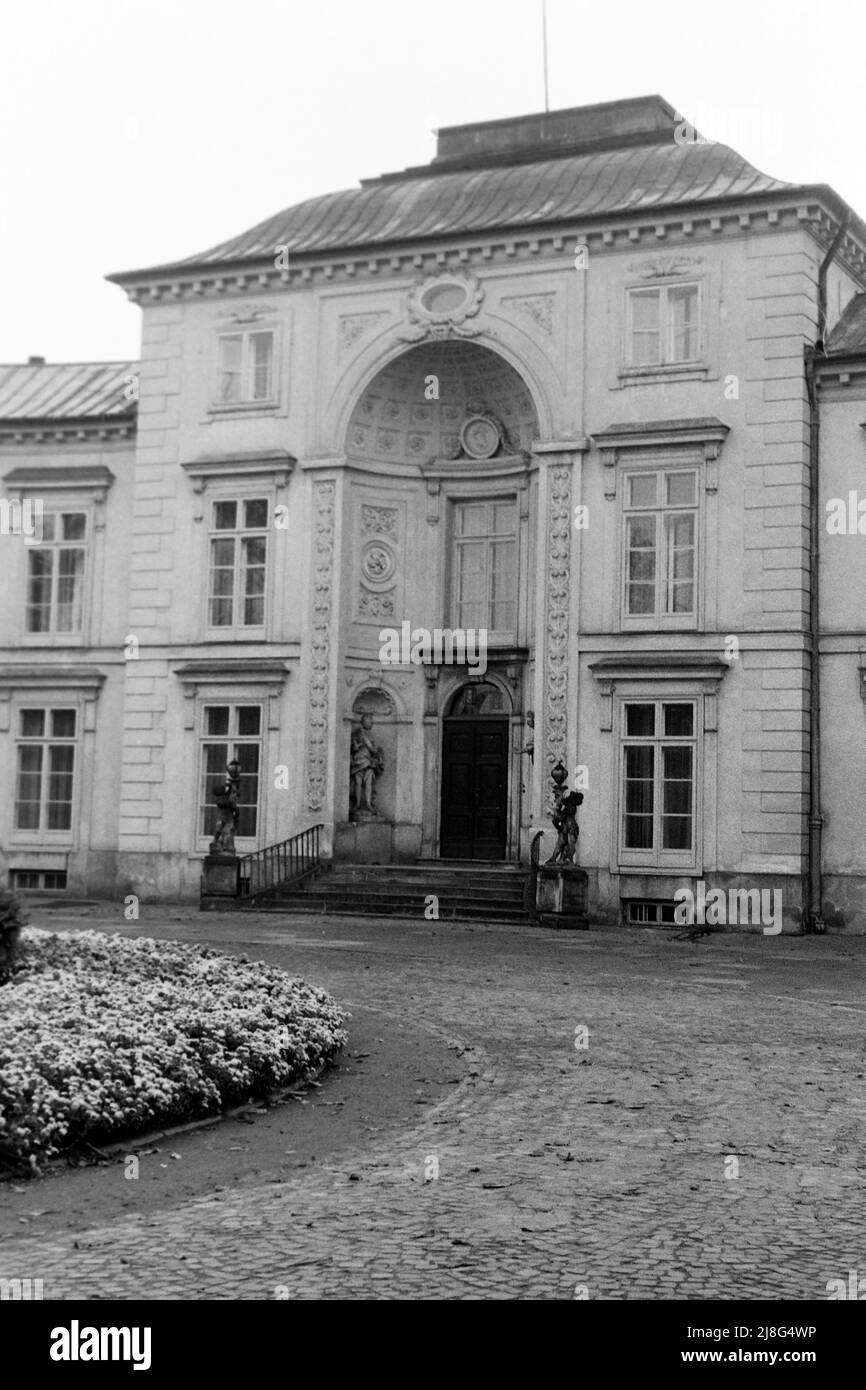 Der Myslewicki-Palast im Lazienki-Park in Warschau, Woiwodschaft Masowien, 1967. Myslewicki-Palast im Lazienki-Park in Warschau, Vovoidschiff Masowia, 1967. Stockfoto