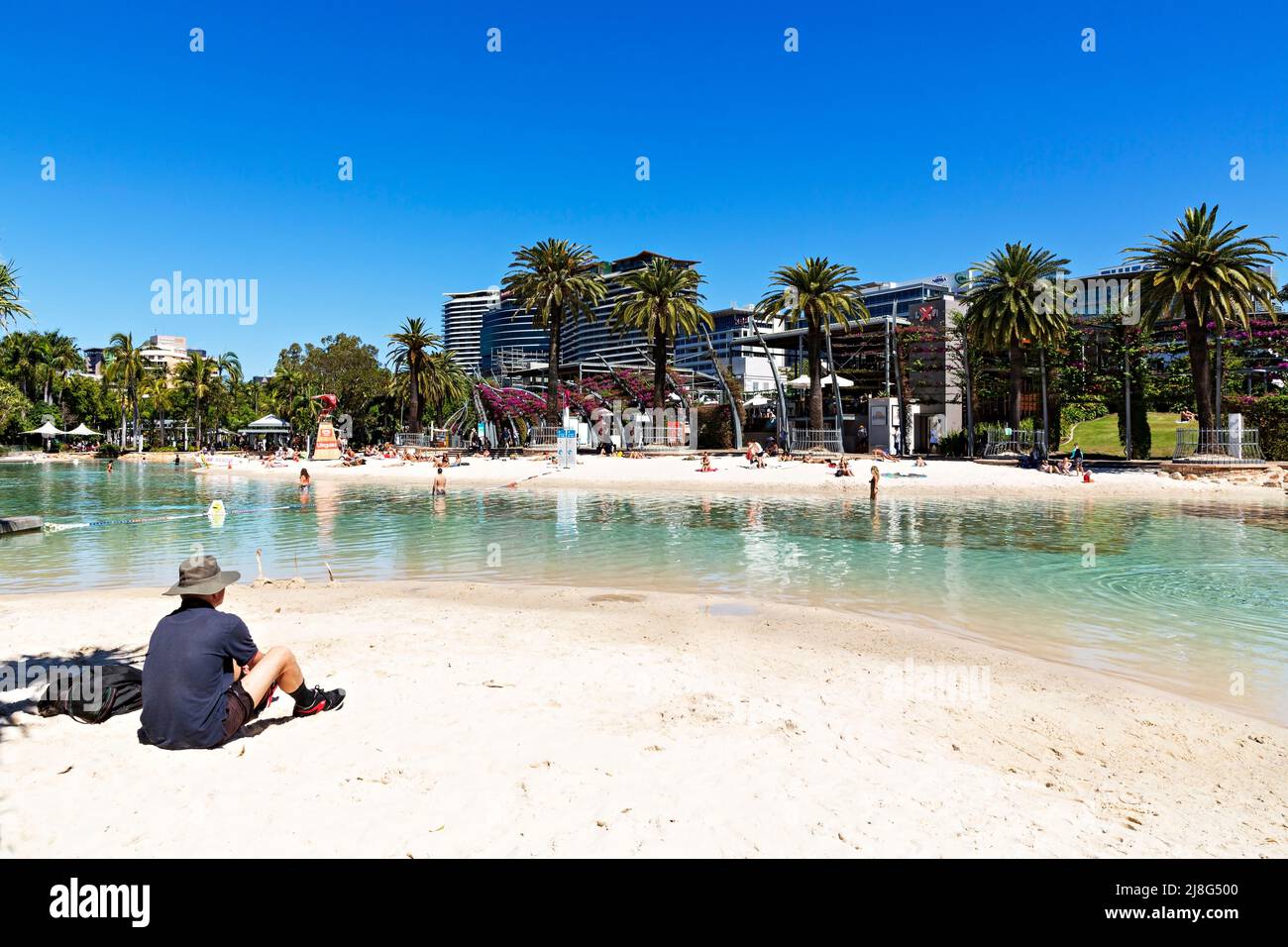 Brisbane Australien / Ein Mann genießt die Sonne am Streets Beach ein städtischer, von Menschen geschammener Badestrand. Stockfoto